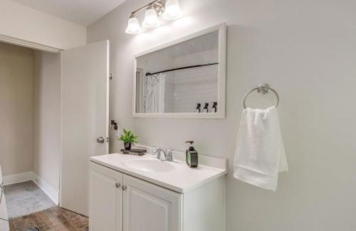 Quiet & Spacious Home Near Downtown - Foto 6