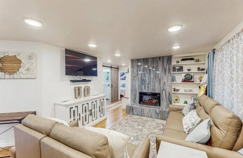 2 Mi to Campus! Family Home with Game Room in Eugene - Photo 1