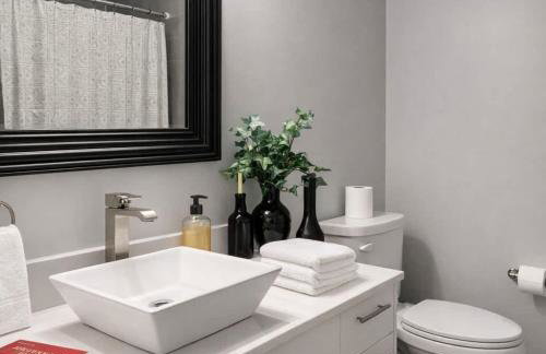 Private Oasis with Spacious Backyard - Foto 37