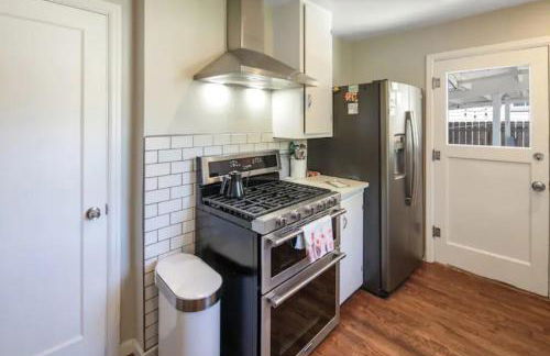 Celebration Chalet! Quant, cozy, a few blocks from BSU and close to downtown Boise, Fireplace, 4 beds, and seating for 6 Pets Welcome! - Photo 12