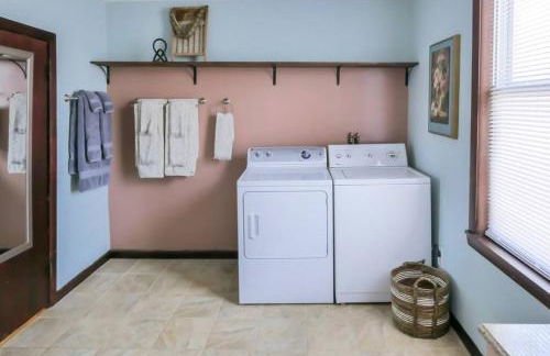 Bohemian Bungalow with Hot Tub - Foto 23