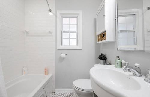 Charming 3BR Home Near DT with King Bed and Fire Pit - Foto 33