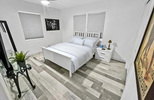 Stylish Tropical Key West Home - Private Yard, Free Parking & Laundry - Foto 8