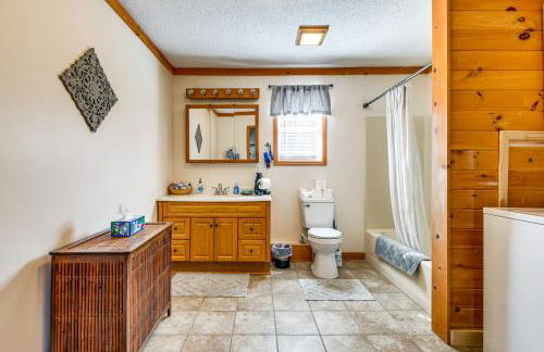 Riverfront Peru Cabin about 2 Mi to Lake Champlain! - Foto 17