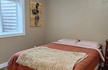 Spacious 5BR Home with Yard & Basement Lounge - Photo 12