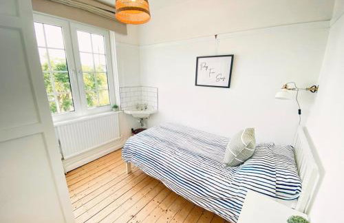 Elegant Coastal Home with Unrivalled Sea Views - Foto 17