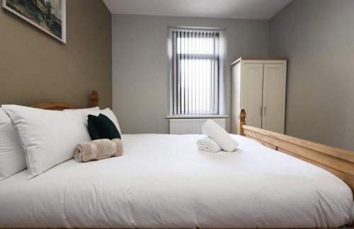 Modern Comfort 4 Bedrooms and Great Location - Foto 23