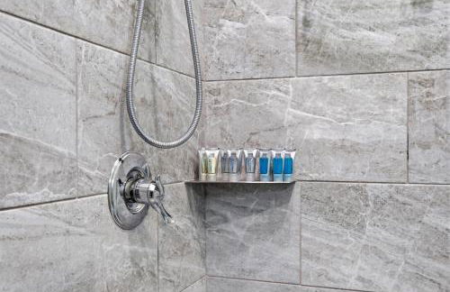 Charming Home in the Highlands W Private Backyard - Foto 39