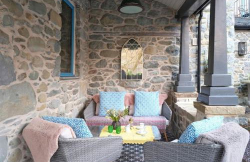 Ty Pandy Eclectic Luxury Family cottage Sleeps 8 adults and 2 children - Photo 8