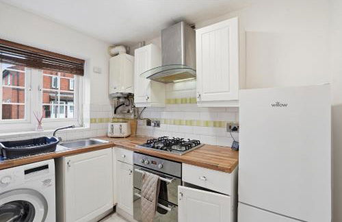 Modern Refurbished 2 Bed House Ideal for Business & Families - Foto 25