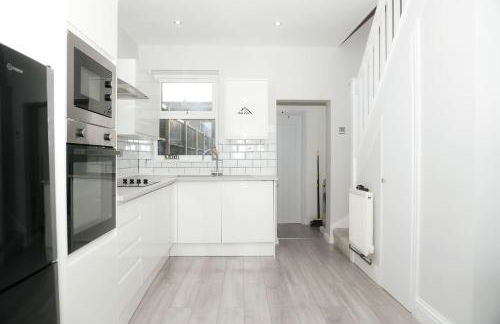 Luxury 3-Bedroom Home , with Free parking - Photo 8