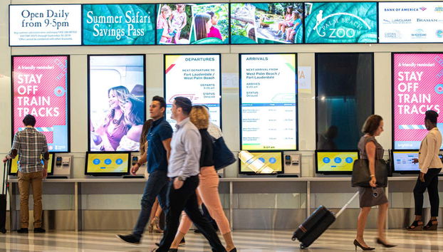 Passagers se promenant dans la gare