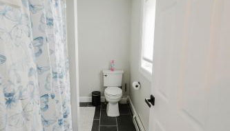 NEW! Modern Getaway - Hot Tub l Fire Pit l Pool table - Foto 3