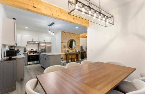 Stylish Lakehouse with Black-and-White Modern Design near Lake Hartwell, Clemson SC - Foto 39