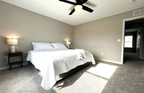 Central Cedar Falls Townhome - King Beds! - Foto 16