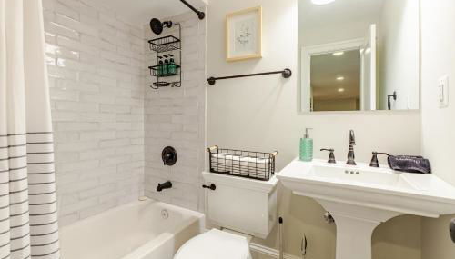 Private Garage Parking and King Bed - Walk to Metro - Foto 4