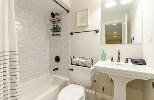 Private Garage Parking and King Bed - Walk to Metro - Foto 4