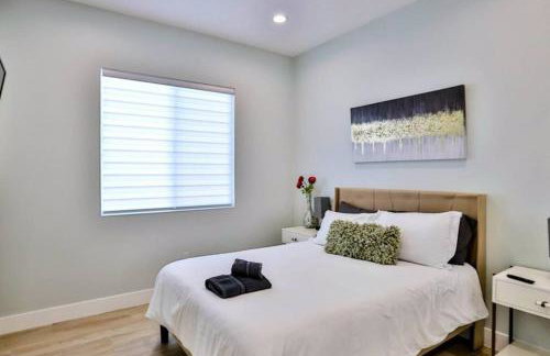 H&H New Built 2023 Hidden Gem Heart of OC 3 Queen Beds - Foto 13