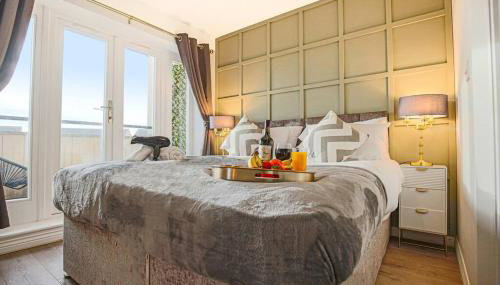 Luxury 5 Bedroom 3 Bathroom House - Smart TVs with Sky and Netflix, Super Fast WiFi, Free Parking by Yoko Property - Foto 4