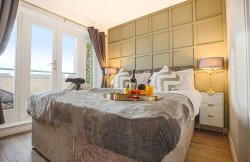 Luxury 5 Bedroom 3 Bathroom House - Smart TVs with Sky and Netflix, Super Fast WiFi, Free Parking by Yoko Property - Foto 4