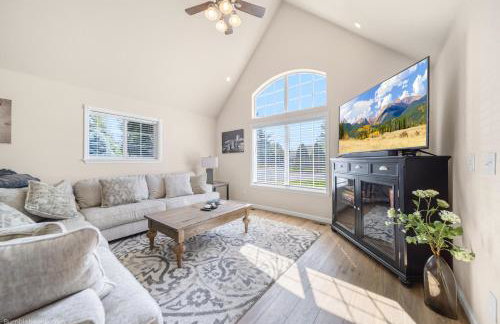 CDA Getaway! King Beds, Gear Storage, RV & Trailer Parking, 1 Mile to the Lake! - Foto 2