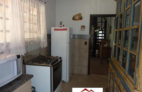 Linda casa em condomínio ecológico de alto padrão a 1h de SP, Terreno de 1500m2 com amplo gramado e piscina, WiFi para Home Office, Área gourmet com churrasqueira, forno de pizza e lareira aconchegante - Foto 15