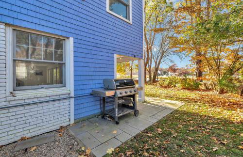 Waterfront Retreat with Private Dock and Fire Pit, Sleeps 8, Outdoor Dining, Spa-Style Primary, Gourmet Kitchen with Dual Dishwashers, Gas Fireplace, River Views, Bright Open Layout, Central AC, Perfect Coastal Escape for Families, 24 Hr Hospitality - Foto 38