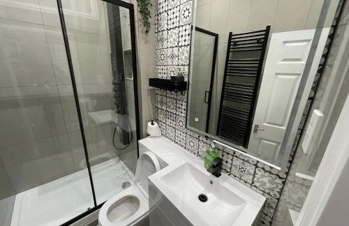 AdeamStays provides Beautiful centrally located 1 and 2 bed apartments on Liverpools Boulevard - Foto 35