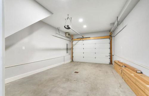 HostWise Stays - The Charlotte - Rooftop patio, Garage Parking, Prime Location, Large 3 Story Home - Foto 29