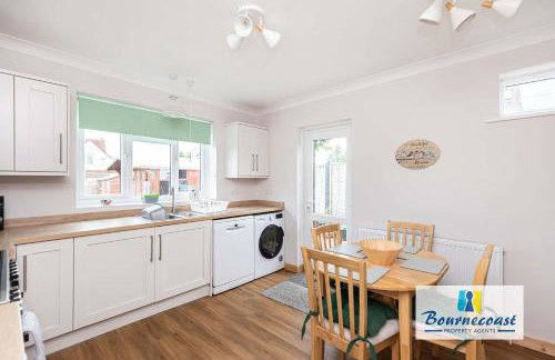 MUDEFORD ESCAPE by BOURNECOAST - A Chalet Bungalow with a Garden - Ideal for Family Getaways - HB9600 - Foto 7