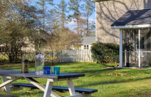 5min drive to AN Golf Club l Pet-Friendly l Big Backyard, BBQ & Fun Activities - Foto 10