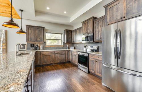 Lavish Retreat with Decks, Steps to Table Rock Lake! - Foto 7