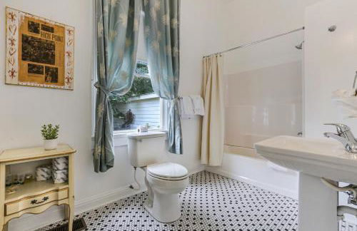 Uptown Spacious 4BD/3BA with Historic Charm - Foto 76