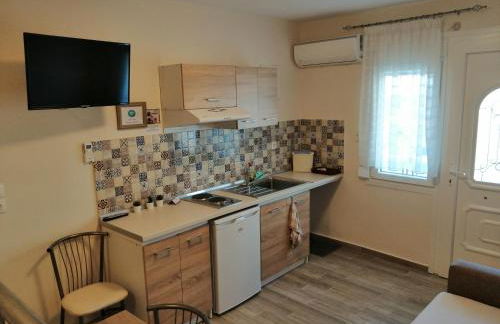 Marina's Apartments - White & Stone Apartment - Photo 18