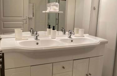 Ground Floor - Hauseman Building close to Thermes - Foto 22