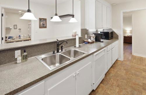 Adorable Southside ATM Cottage with Bikes, Pets OK - Photo 4