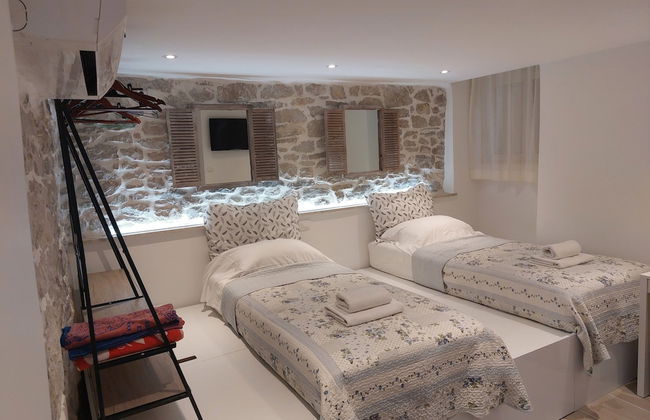 Homey 1-BR Apt - Photo 4