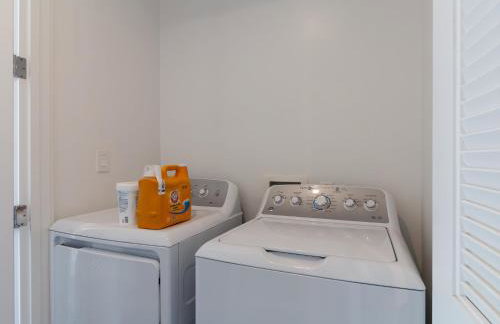 Luxury Modern 4 Bedroom 4 Bathroom Home with Rooftop Deck #4 - Foto 57