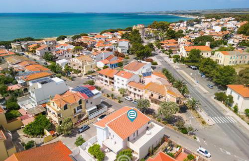 Sandy Retreat, Beachside Apartment with Terrace - Foto 42