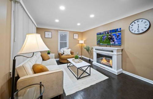 Elegant Oasis 4 Bedroom Home Away from Home - Photo 5