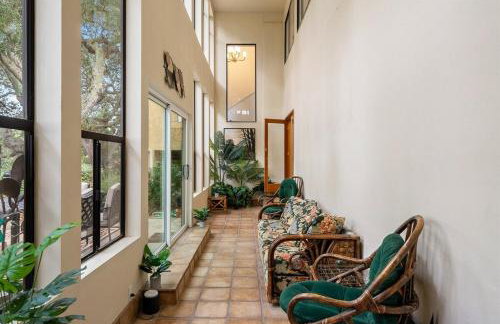 Mid-Mod Hilltop Retreat Views & Local Wildlife - Foto 59