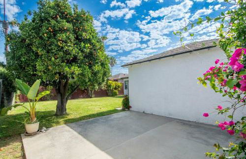 Updated 3-Bedroom LA Home with Backyard, BBQ & Family-Friendly Amenities - Photo 25