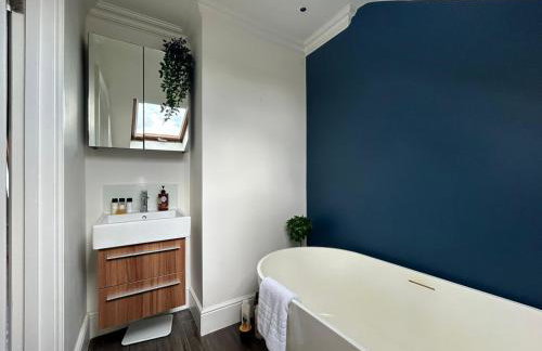 Beautiful and spacious 2 bed, 2 bath apartment bordering Fulham and Chelsea - entire apartment with private entrance - Foto 31