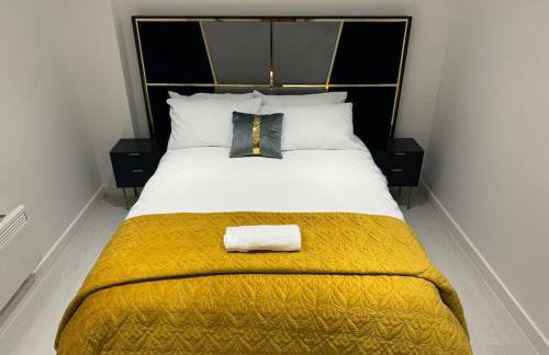 Perfect 1 Bed Apartment Sleeps 5 1 Kingsize bed 1 double Sofabed & Foldable Single bed Free Parking Wifi good transport network shopping Holiday Makers Families Contractors in North London - Photo 9