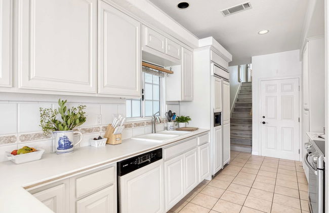 Canalfront Charmer by Avantstay Waterfront w/ Shared Dock + Hot Tub - Foto 16