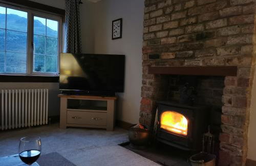 Arrochar Fern Cottage with Wood Burner & Loch View - Foto 12