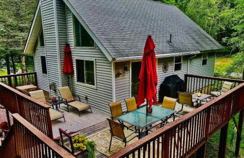 WOW!! Ultimate Pocono Retreat Hot Tub, Game Room, Fire Pit, Near Lakes & Hiking! - Foto 46