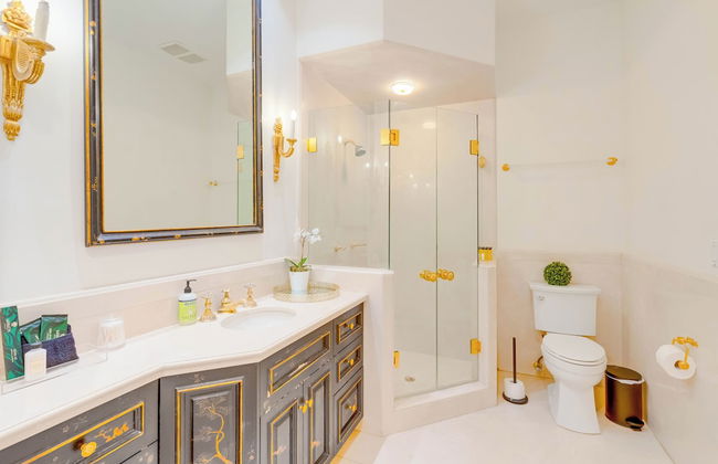 Carolwood - Modern Tuscan Villa With Rolling Lawns and Loggia in Holmby Hills - Photo 52