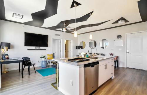 Lux Penthouse Skyline, Views Gym , Free Parking & Wifi - Photo 10