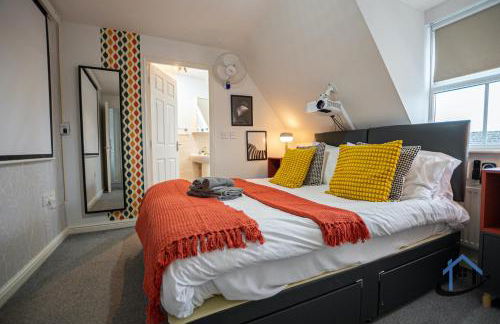 Garfield House, 3 bed house, sleeps 7, Nr Rushden Lakes, allocated parking, corporates welcome - Foto 16